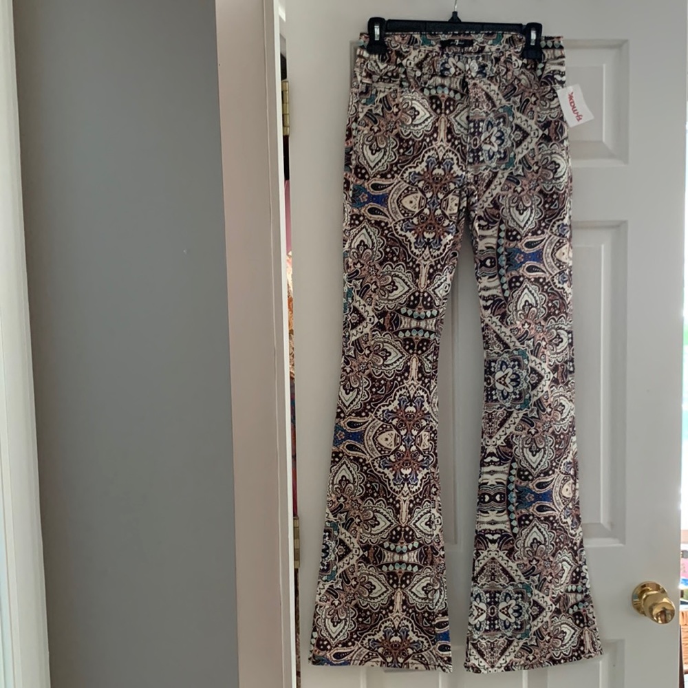 Super cute flare leg pants, brand new size 27